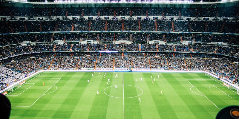 英超联赛激烈比赛瞬间 - 球员争抢头球